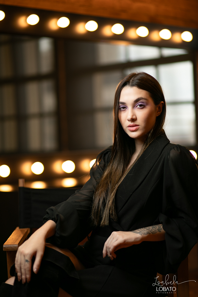 ensaio-fotografico-em-estudio-fotografo-em-barbacena-fotografo-em-barbacena-modelo-fotografico-melhor-fotografa-de-barbacena-mg-estudio-fotografico-barbacena-luz-de-estudio-foto-usando-tocha-iluminiacao-de-estudio-retrato-feminino-isabela-lobato-fotos
