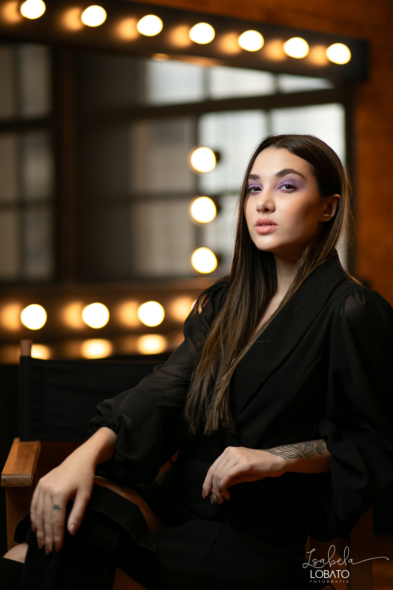 ensaio-fotografico-em-estudio-fotografo-em-barbacena-fotografo-em-barbacena-modelo-fotografico-melhor-fotografa-de-barbacena-mg-estudio-fotografico-barbacena-luz-de-estudio-foto-usando-tocha-iluminiacao-de-estudio-retrato-feminino-isabela-lobato-fotos