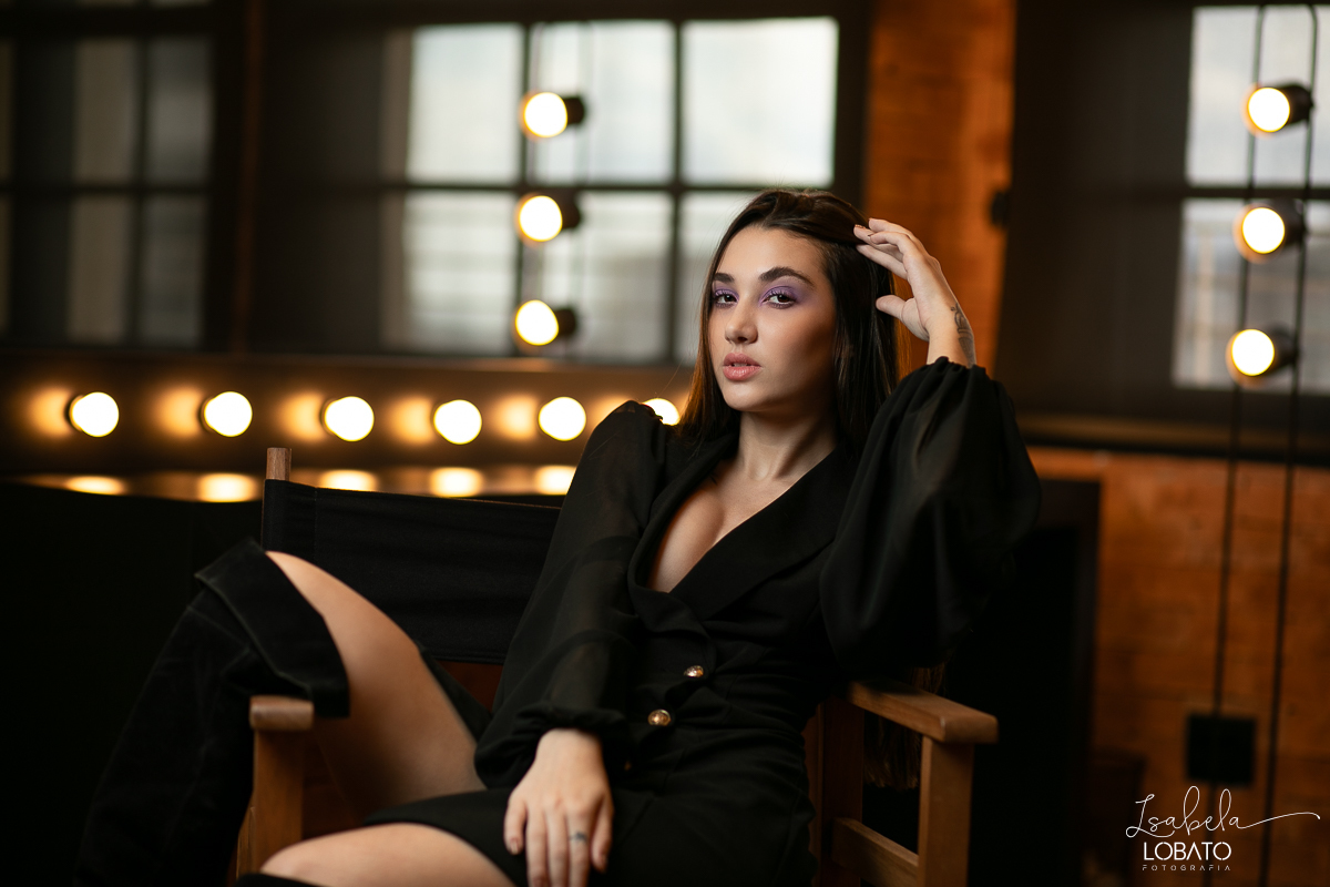 ensaio-fotografico-em-estudio-fotografo-em-barbacena-fotografo-em-barbacena-modelo-fotografico-melhor-fotografa-de-barbacena-mg-estudio-fotografico-barbacena-luz-de-estudio-foto-usando-tocha-iluminiacao-de-estudio-retrato-feminino-isabela-lobato-fotos