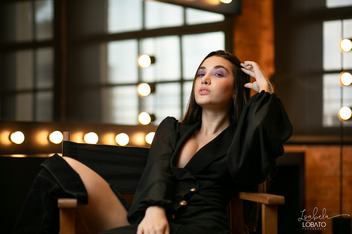 ensaio-fotografico-em-estudio-fotografo-em-barbacena-fotografo-em-barbacena-modelo-fotografico-melhor-fotografa-de-barbacena-mg-estudio-fotografico-barbacena-luz-de-estudio-foto-usando-tocha-iluminiacao-de-estudio-retrato-feminino-isabela-lobato-fotos