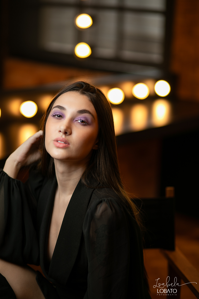 ensaio-fotografico-em-estudio-fotografo-em-barbacena-fotografo-em-barbacena-modelo-fotografico-melhor-fotografa-de-barbacena-mg-estudio-fotografico-barbacena-luz-de-estudio-foto-usando-tocha-iluminiacao-de-estudio-retrato-feminino-isabela-lobato-fotos