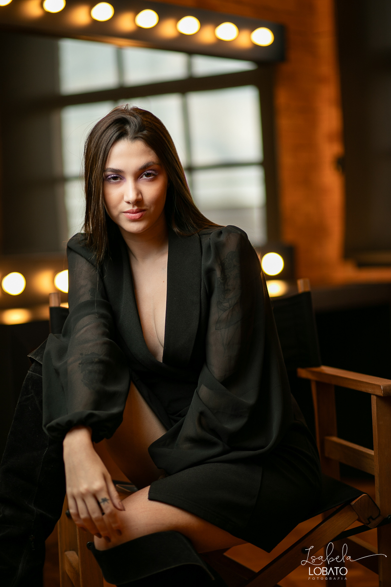 ensaio-fotografico-em-estudio-fotografo-em-barbacena-fotografo-em-barbacena-modelo-fotografico-melhor-fotografa-de-barbacena-mg-estudio-fotografico-barbacena-luz-de-estudio-foto-usando-tocha-iluminiacao-de-estudio-retrato-feminino-isabela-lobato-fotos