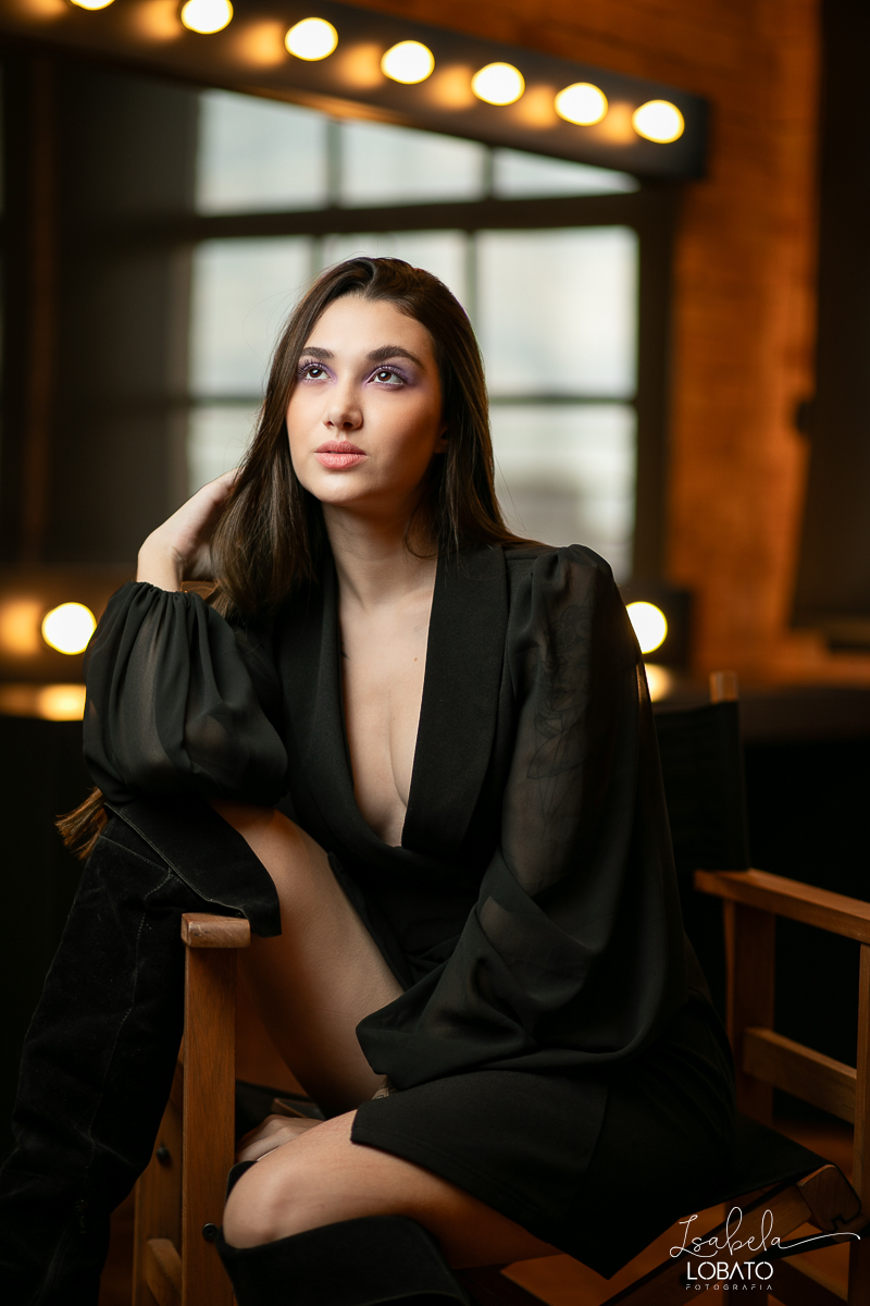ensaio-fotografico-em-estudio-fotografo-em-barbacena-fotografo-em-barbacena-modelo-fotografico-melhor-fotografa-de-barbacena-mg-estudio-fotografico-barbacena-luz-de-estudio-foto-usando-tocha-iluminiacao-de-estudio-retrato-feminino-isabela-lobato-fotos
