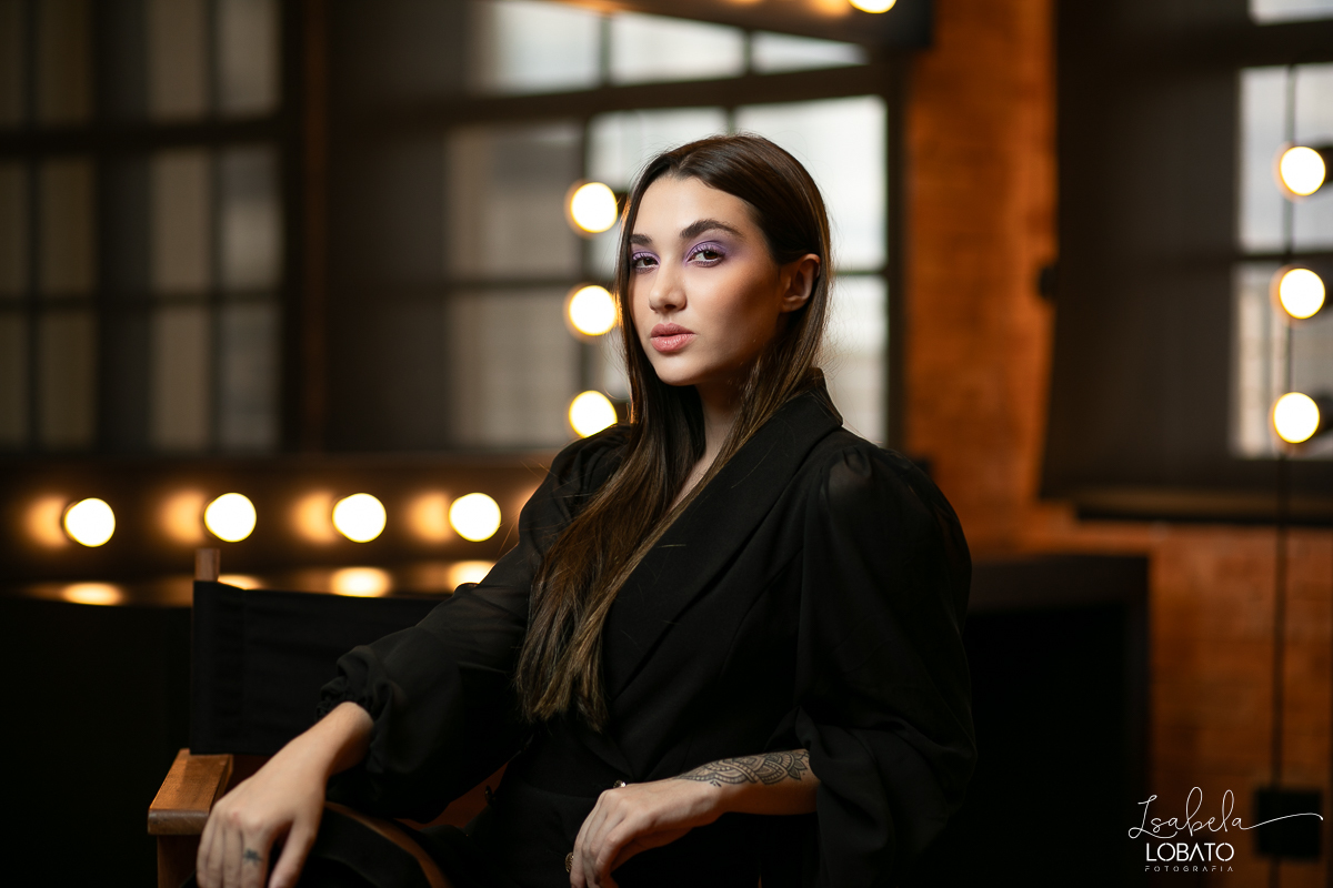ensaio-fotografico-em-estudio-fotografo-em-barbacena-fotografo-em-barbacena-modelo-fotografico-melhor-fotografa-de-barbacena-mg-estudio-fotografico-barbacena-luz-de-estudio-foto-usando-tocha-iluminiacao-de-estudio-retrato-feminino-isabela-lobato-fotos