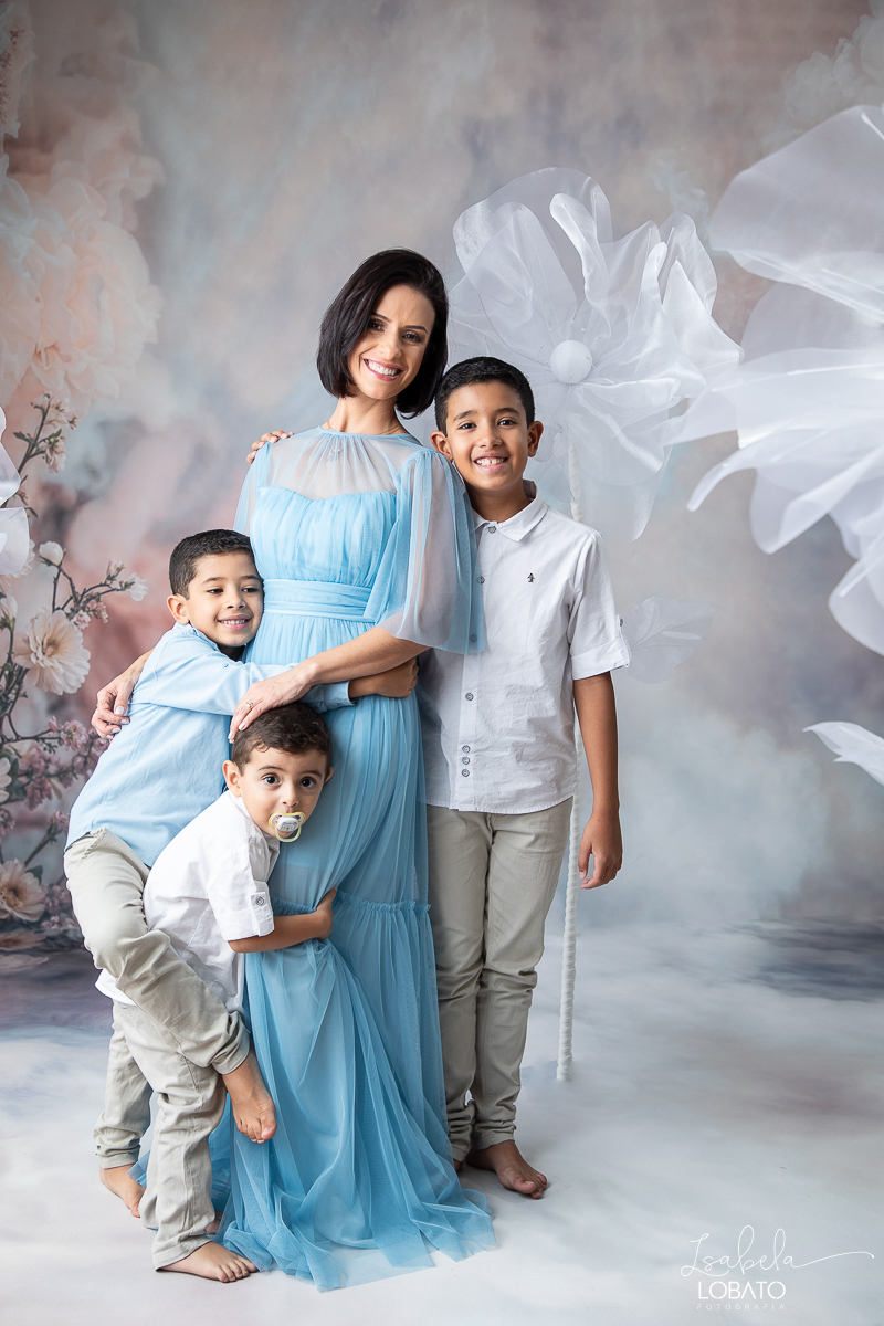ensaio-fotografico-dia-das-maes-2024-cenario-fotografico-dia-das-maes-fundo-fotografico-para-dia-das-maes-fundos-wentz-mae-de-tres-meninos-look-para-ensaio-dia-das-maes-amor-de-mae-sessao-fotografica-dia-das-maes-2024-retratos-de-mae-cenario-dia-das-maes