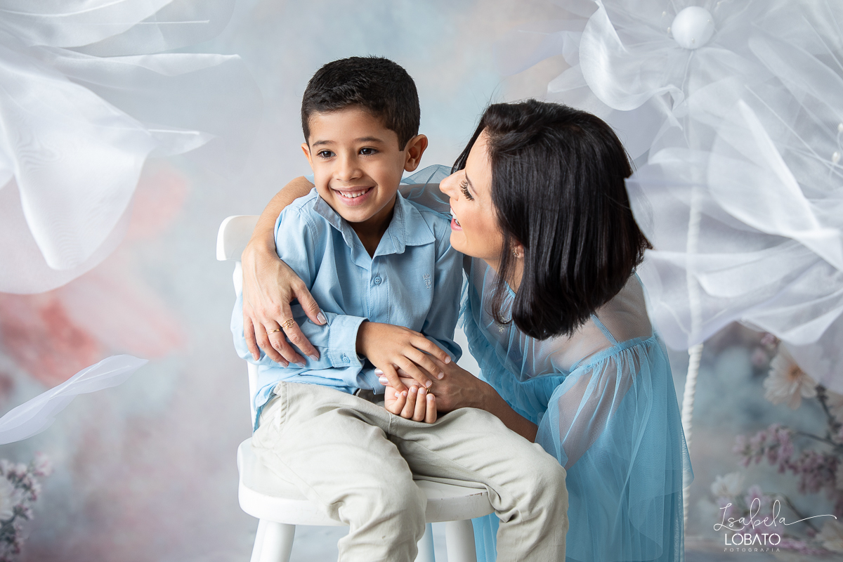 ensaio-fotografico-dia-das-maes-2024-cenario-fotografico-dia-das-maes-fundo-fotografico-para-dia-das-maes-fundos-wentz-mae-de-tres-meninos-look-para-ensaio-dia-das-maes-amor-de-mae-sessao-fotografica-dia-das-maes-2024-retratos-de-mae-cenario-dia-das-maes