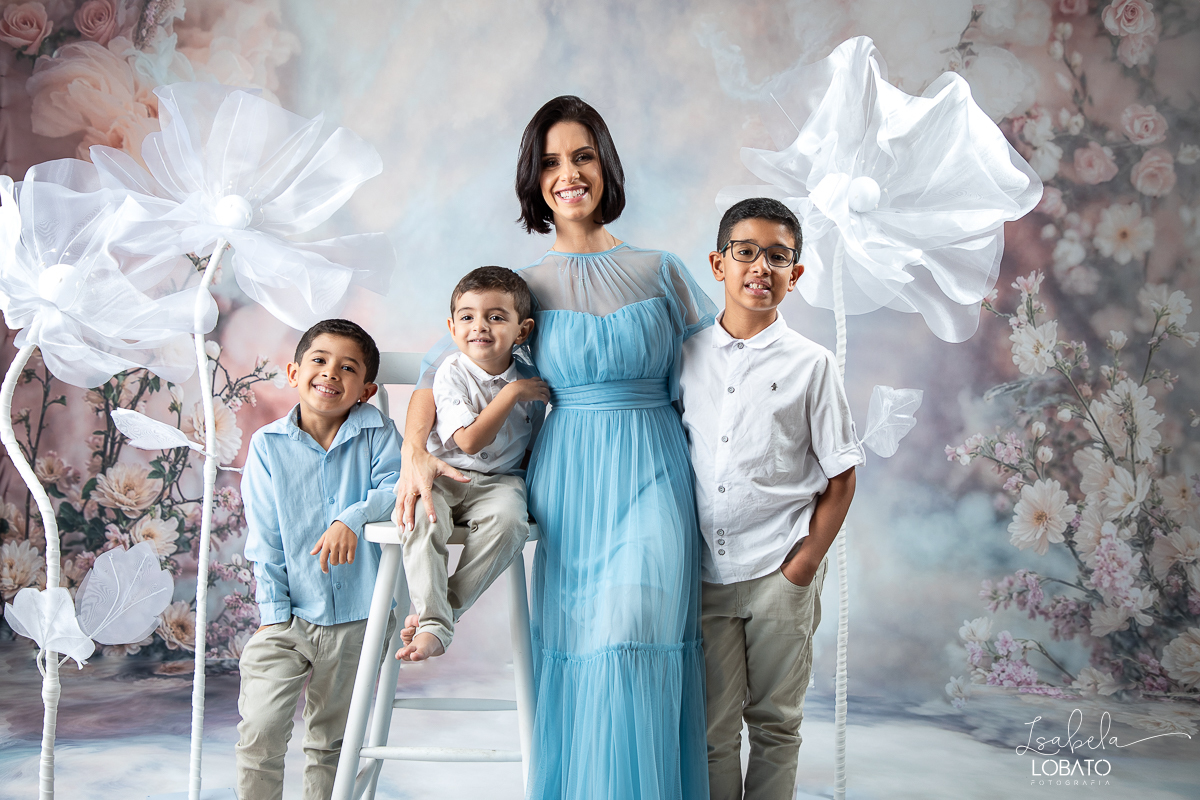 ensaio-fotografico-dia-das-maes-2024-cenario-fotografico-dia-das-maes-fundo-fotografico-para-dia-das-maes-fundos-wentz-mae-de-tres-meninos-look-para-ensaio-dia-das-maes-amor-de-mae-sessao-fotografica-dia-das-maes-2024-retratos-de-mae-cenario-dia-das-maes