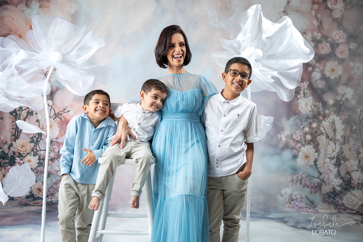 ensaio-fotografico-dia-das-maes-2024-cenario-fotografico-dia-das-maes-fundo-fotografico-para-dia-das-maes-fundos-wentz-mae-de-tres-meninos-look-para-ensaio-dia-das-maes-amor-de-mae-sessao-fotografica-dia-das-maes-2024-retratos-de-mae-cenario-dia-das-maes