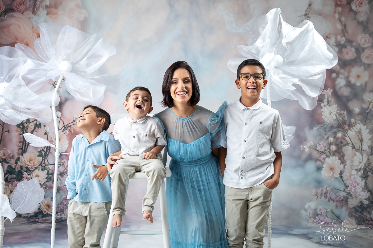 ensaio-fotografico-dia-das-maes-2024-cenario-fotografico-dia-das-maes-fundo-fotografico-para-dia-das-maes-fundos-wentz-mae-de-tres-meninos-look-para-ensaio-dia-das-maes-amor-de-mae-sessao-fotografica-dia-das-maes-2024-retratos-de-mae-cenario-dia-das-maes