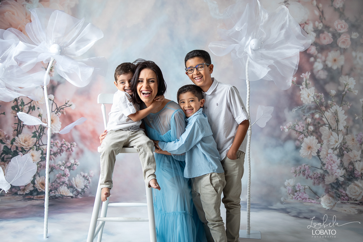 ensaio-fotografico-dia-das-maes-2024-cenario-fotografico-dia-das-maes-fundo-fotografico-para-dia-das-maes-fundos-wentz-mae-de-tres-meninos-look-para-ensaio-dia-das-maes-amor-de-mae-sessao-fotografica-dia-das-maes-2024-retratos-de-mae-cenario-dia-das-maes