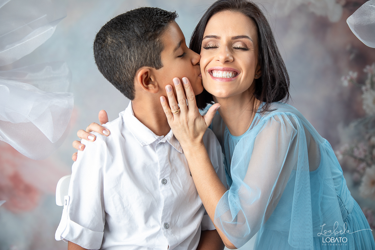 ensaio-fotografico-dia-das-maes-2024-cenario-fotografico-dia-das-maes-fundo-fotografico-para-dia-das-maes-fundos-wentz-mae-de-tres-meninos-look-para-ensaio-dia-das-maes-amor-de-mae-sessao-fotografica-dia-das-maes-2024-retratos-de-mae-cenario-dia-das-maes