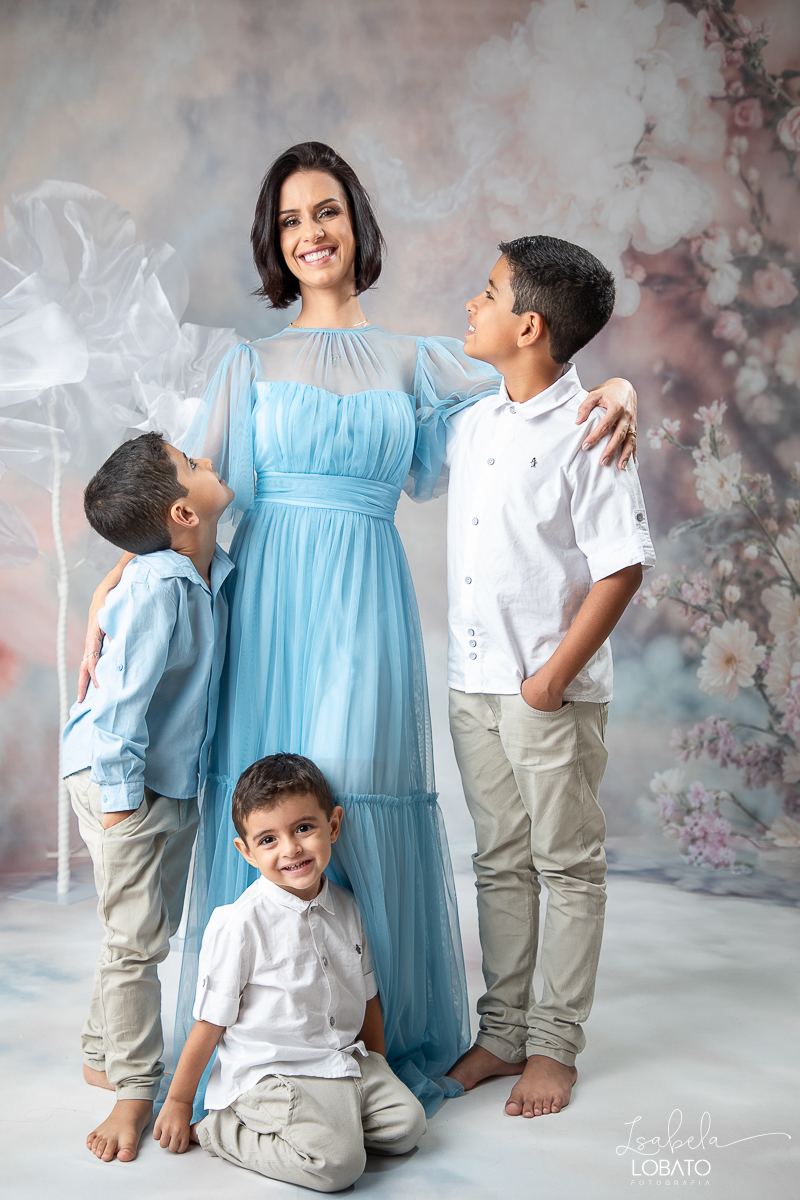 ensaio-fotografico-dia-das-maes-2024-cenario-fotografico-dia-das-maes-fundo-fotografico-para-dia-das-maes-fundos-wentz-mae-de-tres-meninos-look-para-ensaio-dia-das-maes-amor-de-mae-sessao-fotografica-dia-das-maes-2024-retratos-de-mae-cenario-dia-das-maes