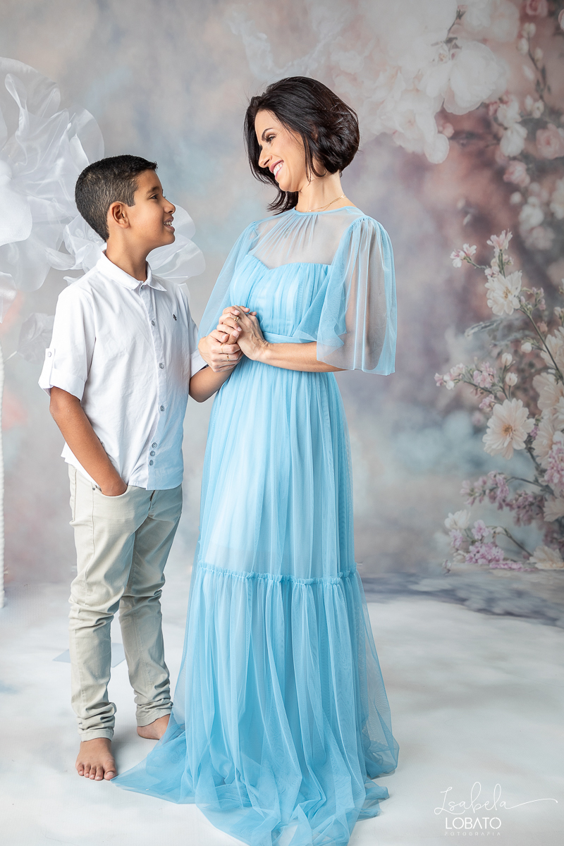 ensaio-fotografico-dia-das-maes-2024-cenario-fotografico-dia-das-maes-fundo-fotografico-para-dia-das-maes-fundos-wentz-mae-de-tres-meninos-look-para-ensaio-dia-das-maes-amor-de-mae-sessao-fotografica-dia-das-maes-2024-retratos-de-mae-cenario-dia-das-maes