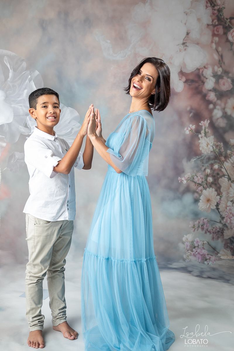 ensaio-fotografico-dia-das-maes-2024-cenario-fotografico-dia-das-maes-fundo-fotografico-para-dia-das-maes-fundos-wentz-mae-de-tres-meninos-look-para-ensaio-dia-das-maes-amor-de-mae-sessao-fotografica-dia-das-maes-2024-retratos-de-mae-cenario-dia-das-maes