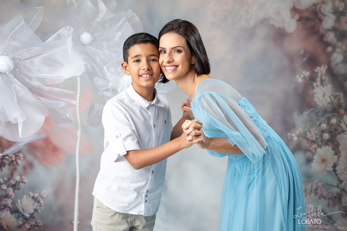 ensaio-fotografico-dia-das-maes-2024-cenario-fotografico-dia-das-maes-fundo-fotografico-para-dia-das-maes-fundos-wentz-mae-de-tres-meninos-look-para-ensaio-dia-das-maes-amor-de-mae-sessao-fotografica-dia-das-maes-2024-retratos-de-mae-cenario-dia-das-maes