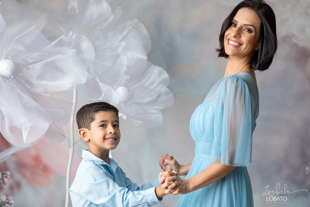 ensaio-fotografico-dia-das-maes-2024-cenario-fotografico-dia-das-maes-fundo-fotografico-para-dia-das-maes-fundos-wentz-mae-de-tres-meninos-look-para-ensaio-dia-das-maes-amor-de-mae-sessao-fotografica-dia-das-maes-2024-retratos-de-mae-cenario-dia-das-maes