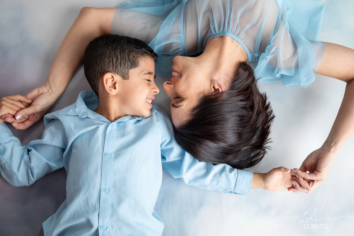 ensaio-fotografico-dia-das-maes-2024-cenario-fotografico-dia-das-maes-fundo-fotografico-para-dia-das-maes-fundos-wentz-mae-de-tres-meninos-look-para-ensaio-dia-das-maes-amor-de-mae-sessao-fotografica-dia-das-maes-2024-retratos-de-mae-cenario-dia-das-maes