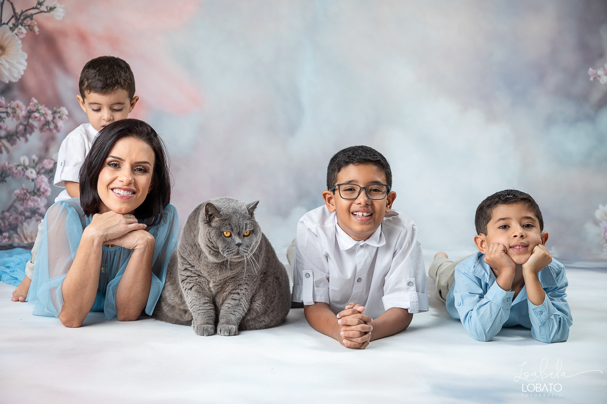 ensaio-fotografico-dia-das-maes-2024-cenario-fotografico-dia-das-maes-fundo-fotografico-para-dia-das-maes-fundos-wentz-mae-de-tres-meninos-look-para-ensaio-dia-das-maes-amor-de-mae-sessao-fotografica-dia-das-maes-2024-retratos-de-mae-cenario-dia-das-maes