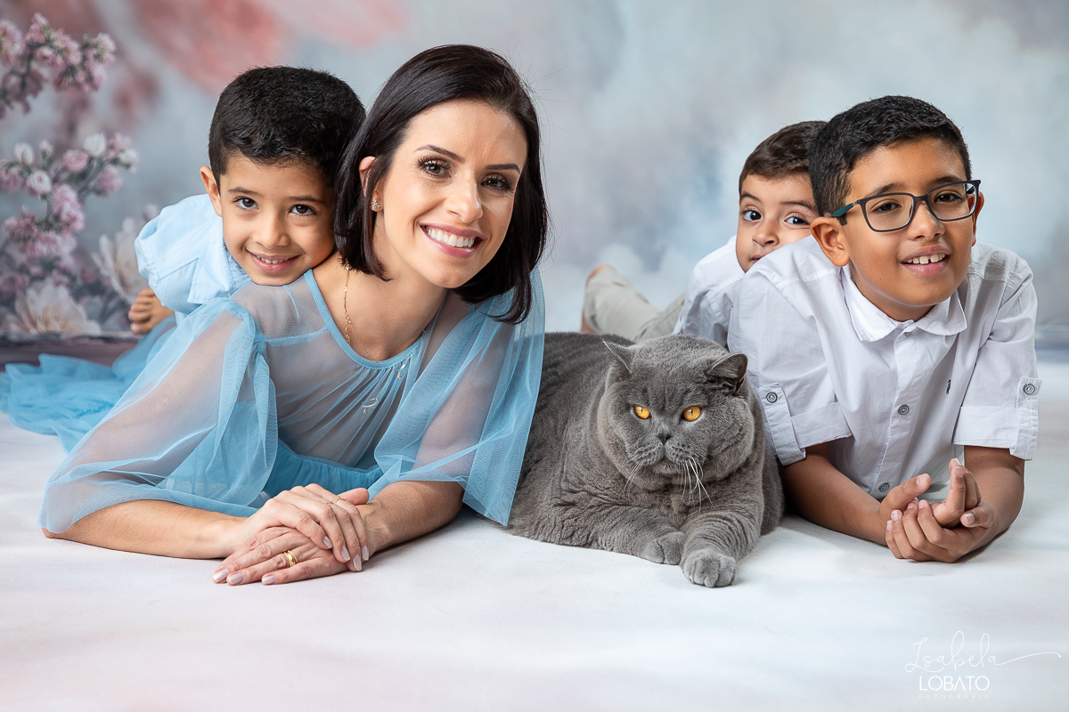 ensaio-fotografico-dia-das-maes-2024-cenario-fotografico-dia-das-maes-fundo-fotografico-para-dia-das-maes-fundos-wentz-mae-de-tres-meninos-look-para-ensaio-dia-das-maes-amor-de-mae-sessao-fotografica-dia-das-maes-2024-retratos-de-mae-cenario-dia-das-maes