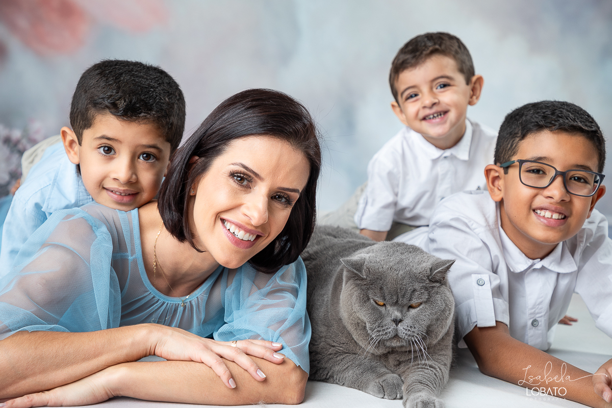 ensaio-fotografico-dia-das-maes-2024-cenario-fotografico-dia-das-maes-fundo-fotografico-para-dia-das-maes-fundos-wentz-mae-de-tres-meninos-look-para-ensaio-dia-das-maes-amor-de-mae-sessao-fotografica-dia-das-maes-2024-retratos-de-mae-cenario-dia-das-maes