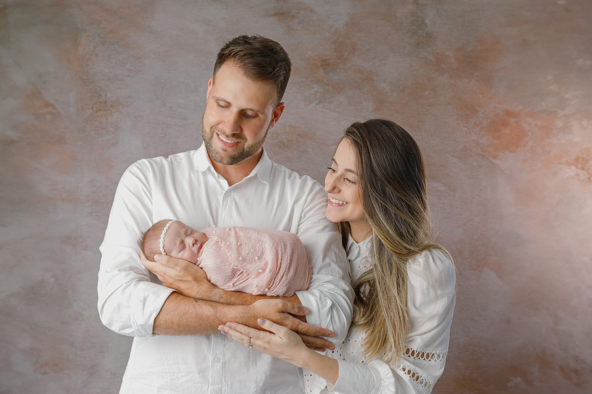 ensaio-fotografico-de-recem-nascido-fotografa-de-recem-nascido-em-barbacena-mg-ensaio-newborn-bebe-recem-nascido-fotos-cenario-de-newborn-dicas-de-ensaios-newborn-roupa-para-newborn-estudio-fotografico-em-barbacena-mg-isabela-lobato-fotografia