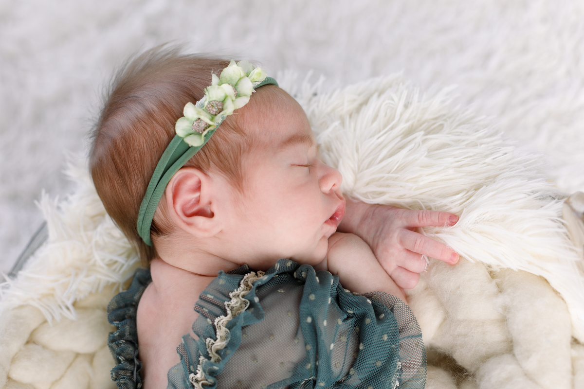 ensaio-fotografico-de-recem-nascido-fotografa-de-recem-nascido-em-barbacena-mg-ensaio-newborn-bebe-recem-nascido-fotos-cenario-de-newborn-dicas-de-ensaios-newborn-roupa-para-newborn-estudio-fotografico-em-barbacena-mg-isabela-lobato-fotografia