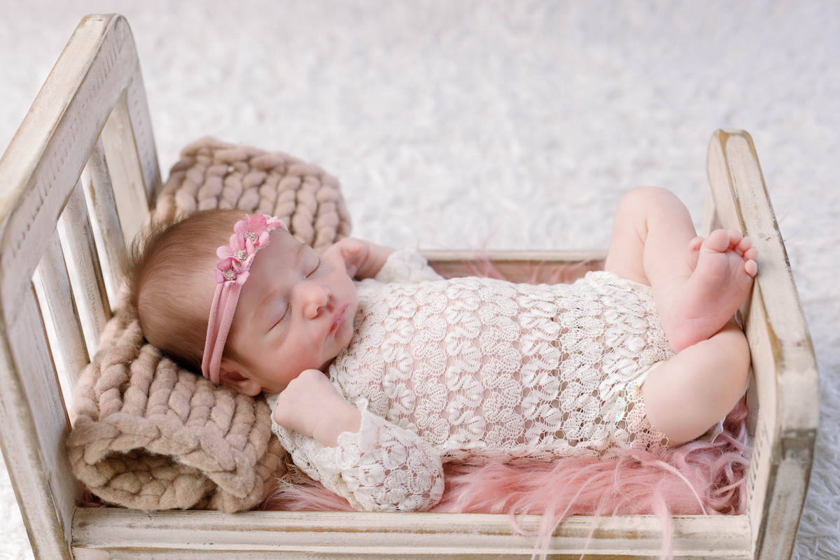 ensaio-fotografico-de-recem-nascido-fotografa-de-recem-nascido-em-barbacena-mg-ensaio-newborn-bebe-recem-nascido-fotos-cenario-de-newborn-dicas-de-ensaios-newborn-roupa-para-newborn-estudio-fotografico-em-barbacena-mg-isabela-lobato-fotografia