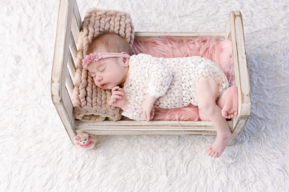 ensaio-fotografico-de-recem-nascido-fotografa-de-recem-nascido-em-barbacena-mg-ensaio-newborn-bebe-recem-nascido-fotos-cenario-de-newborn-dicas-de-ensaios-newborn-roupa-para-newborn-estudio-fotografico-em-barbacena-mg-isabela-lobato-fotografia