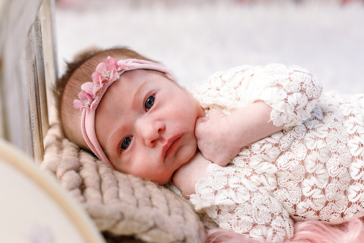 ensaio-fotografico-de-recem-nascido-fotografa-de-recem-nascido-em-barbacena-mg-ensaio-newborn-bebe-recem-nascido-fotos-cenario-de-newborn-dicas-de-ensaios-newborn-roupa-para-newborn-estudio-fotografico-em-barbacena-mg-isabela-lobato-fotografia