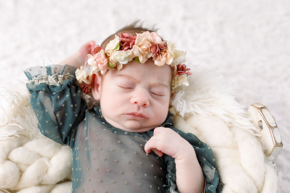 ensaio-fotografico-de-recem-nascido-fotografa-de-recem-nascido-em-barbacena-mg-ensaio-newborn-bebe-recem-nascido-fotos-cenario-de-newborn-dicas-de-ensaios-newborn-roupa-para-newborn-estudio-fotografico-em-barbacena-mg-isabela-lobato-fotografia