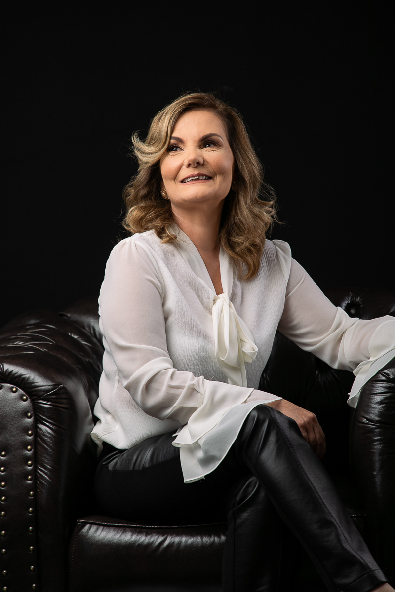 retato-corporativo-mkt-coach-mirian-rossi-mulheres-empreendedoras-couch-barbacena-fotografa-de-publicidade-em-barbacena-mg-isabela-lobato-fotografia-estudio-fotografia-em-barbacena-mg-isabela-lobato-fotografia