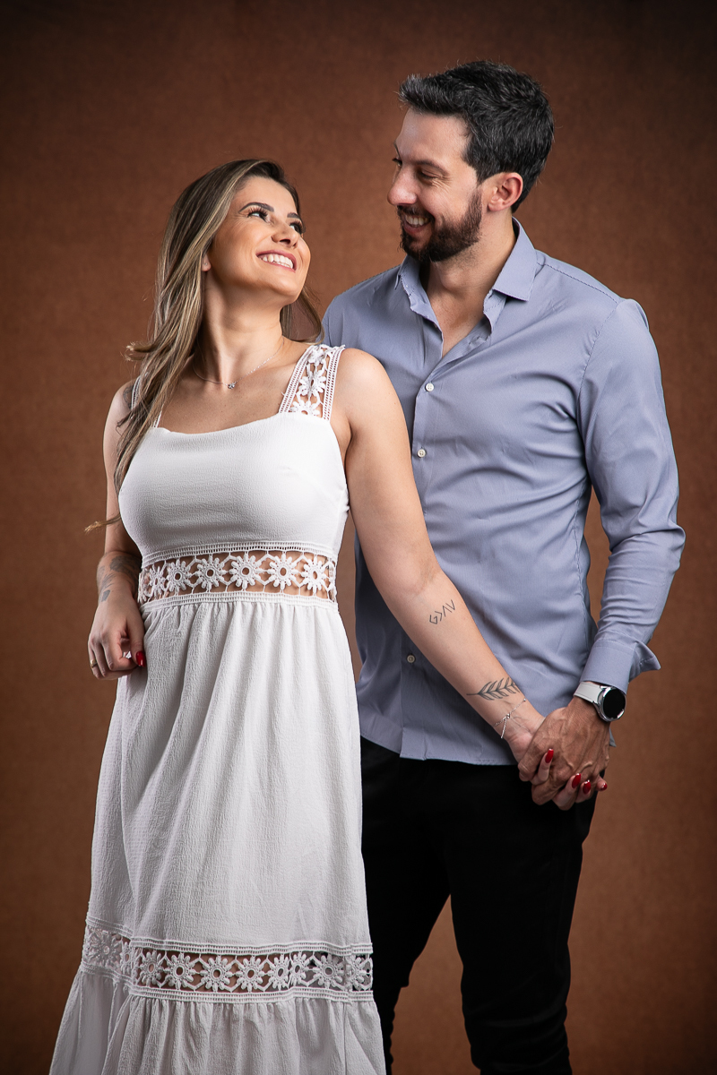 namorados-pre-wedding-em-estudio-retratos-de-casal-troca-de-alianca-buque-da-noiva-fundo-fotografico-dia-dos-namorados-fotografa-de-casal-isabela-lobato-fotografia-barbacena-mg