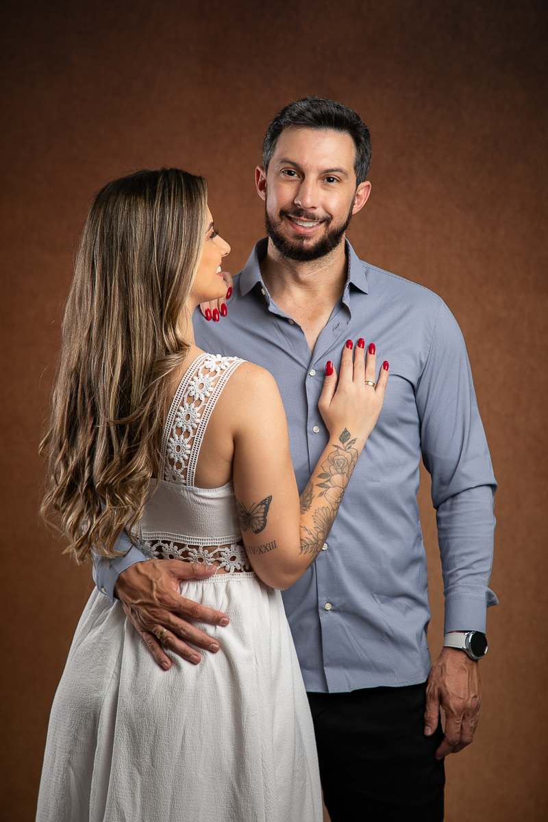 namorados-pre-wedding-em-estudio-retratos-de-casal-troca-de-alianca-buque-da-noiva-fundo-fotografico-dia-dos-namorados-fotografa-de-casal-isabela-lobato-fotografia-barbacena-mg