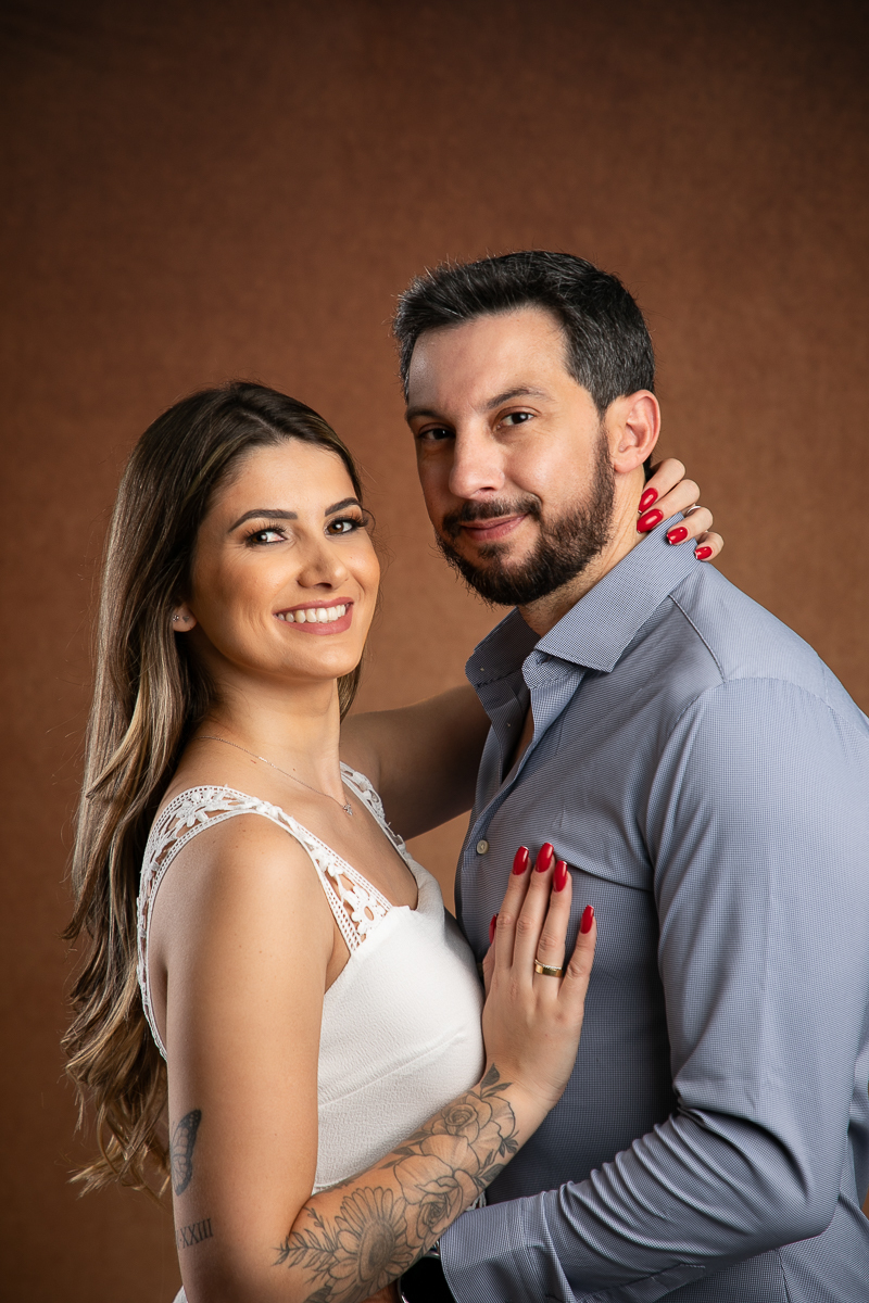 namorados-pre-wedding-em-estudio-retratos-de-casal-troca-de-alianca-buque-da-noiva-fundo-fotografico-dia-dos-namorados-fotografa-de-casal-isabela-lobato-fotografia-barbacena-mg