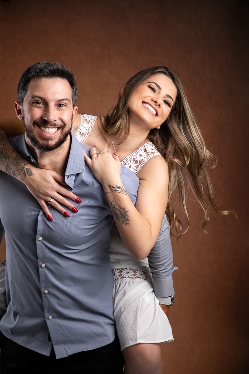 namorados-pre-wedding-em-estudio-retratos-de-casal-troca-de-alianca-buque-da-noiva-fundo-fotografico-dia-dos-namorados-fotografa-de-casal-isabela-lobato-fotografia-barbacena-mg