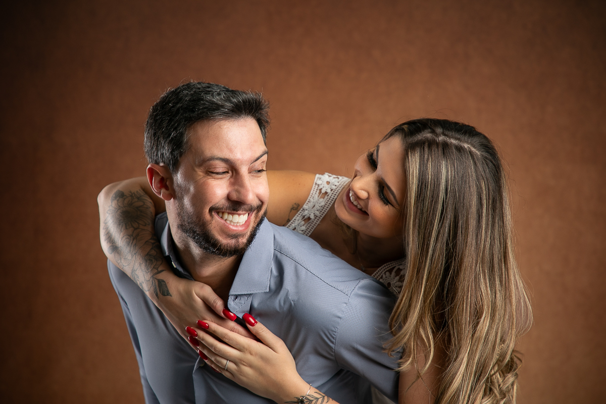 namorados-pre-wedding-em-estudio-retratos-de-casal-troca-de-alianca-buque-da-noiva-fundo-fotografico-dia-dos-namorados-fotografa-de-casal-isabela-lobato-fotografia-barbacena-mg