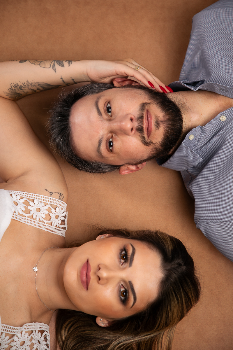 namorados-pre-wedding-em-estudio-retratos-de-casal-troca-de-alianca-buque-da-noiva-fundo-fotografico-dia-dos-namorados-fotografa-de-casal-isabela-lobato-fotografia-barbacena-mg