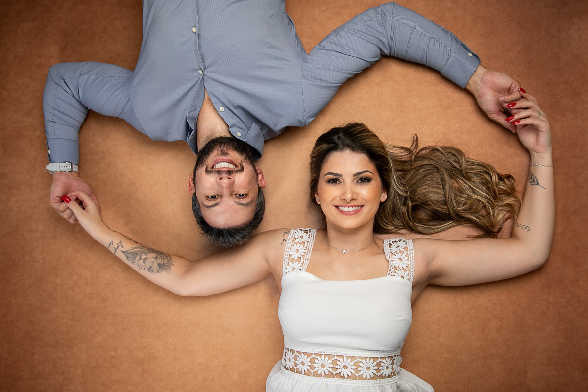 namorados-pre-wedding-em-estudio-retratos-de-casal-troca-de-alianca-buque-da-noiva-fundo-fotografico-dia-dos-namorados-fotografa-de-casal-isabela-lobato-fotografia-barbacena-mg