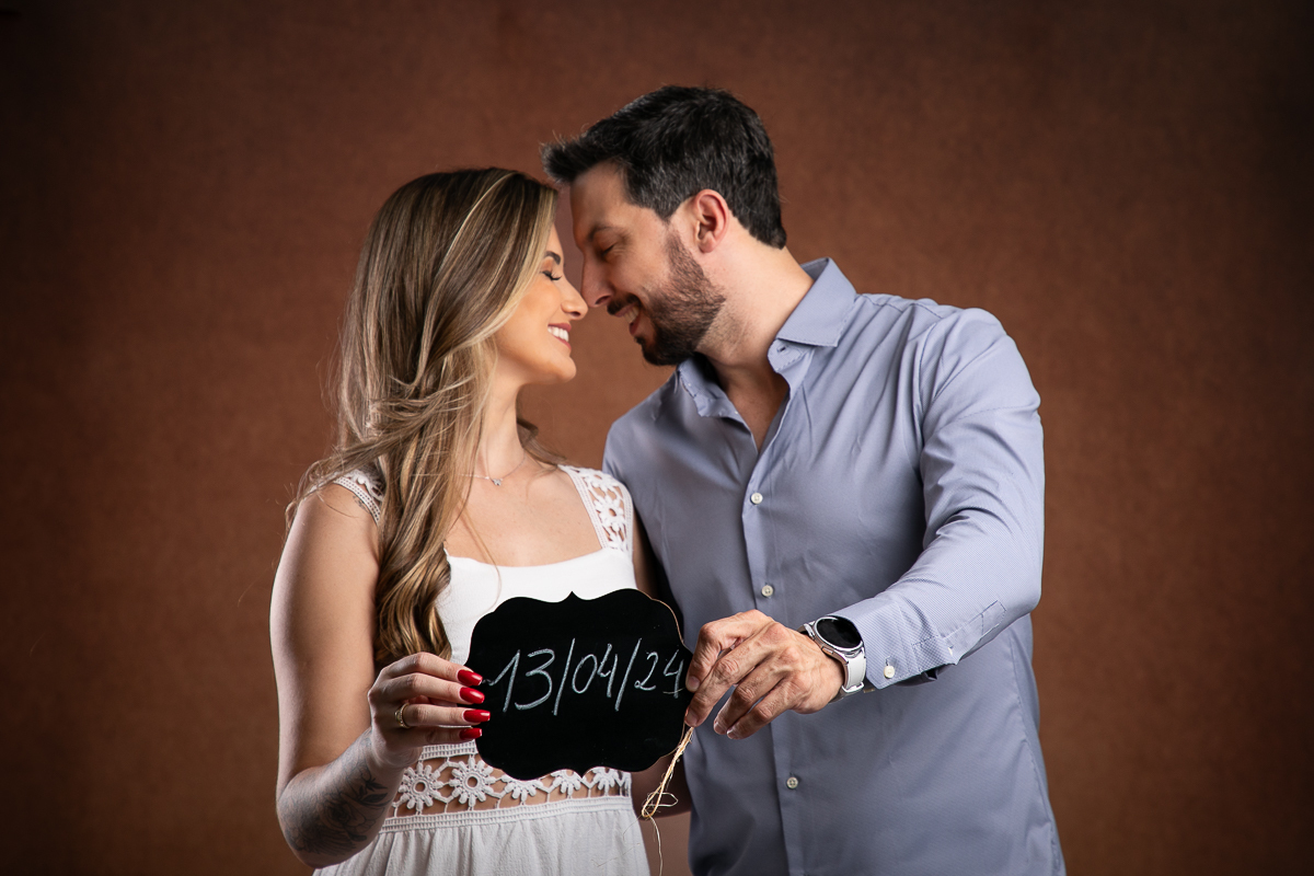 dia-dos-namorados-2024-ensaio-fotografico-do-dia-dos-namorados-pre-wedding-em-estudio-retratos-de-casal-troca-de-alianca-buque-da-noiva-fundo-fotografico-dia-dos-namorados-fotografa-de-casal-isabela-lobato-fotografia