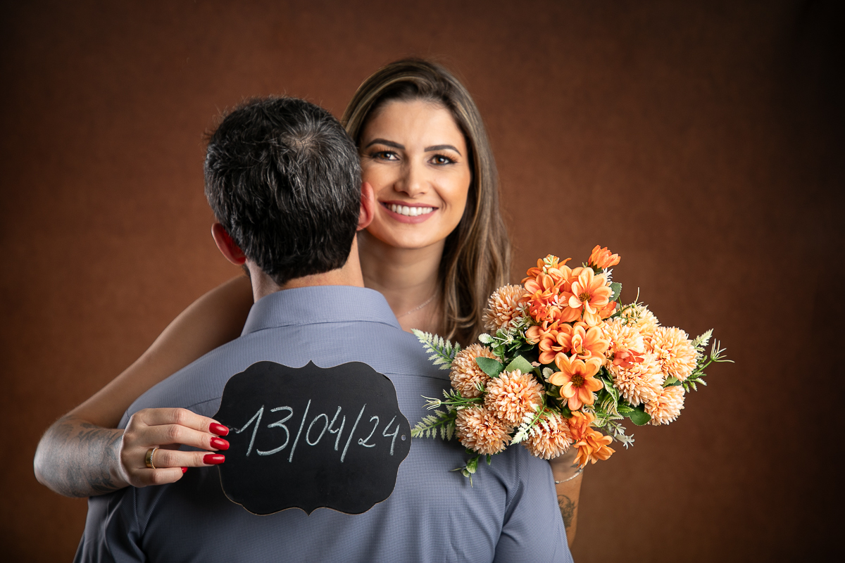 namorados-pre-wedding-em-estudio-retratos-de-casal-troca-de-alianca-buque-da-noiva-fundo-fotografico-dia-dos-namorados-fotografa-de-casal-isabela-lobato-fotografia-barbacena-mg