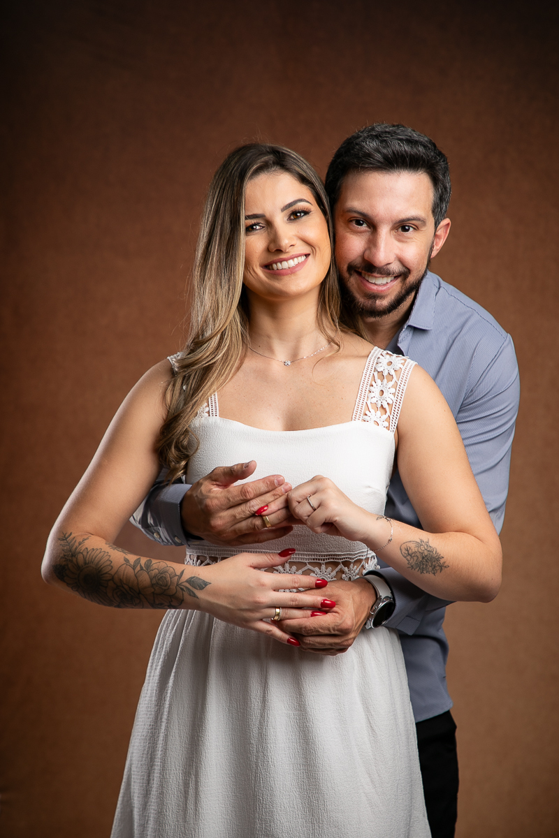 namorados-pre-wedding-em-estudio-retratos-de-casal-troca-de-alianca-buque-da-noiva-fundo-fotografico-dia-dos-namorados-fotografa-de-casal-isabela-lobato-fotografia-barbacena-mg