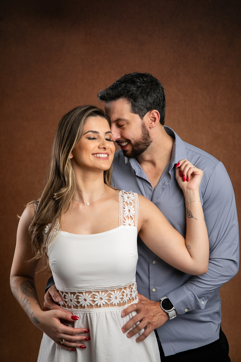 namorados-pre-wedding-em-estudio-retratos-de-casal-troca-de-alianca-buque-da-noiva-fundo-fotografico-dia-dos-namorados-fotografa-de-casal-isabela-lobato-fotografia-barbacena-mg