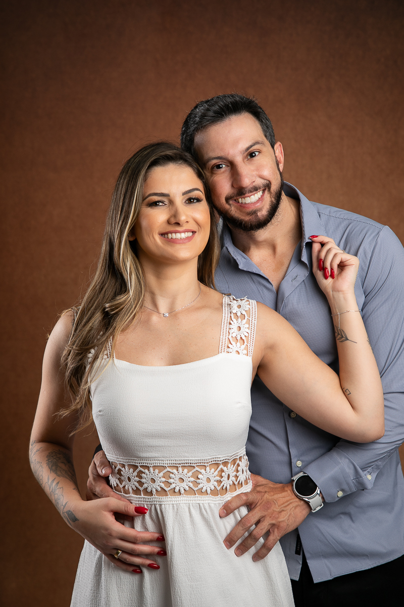 namorados-pre-wedding-em-estudio-retratos-de-casal-troca-de-alianca-buque-da-noiva-fundo-fotografico-dia-dos-namorados-fotografa-de-casal-isabela-lobato-fotografia-barbacena-mg