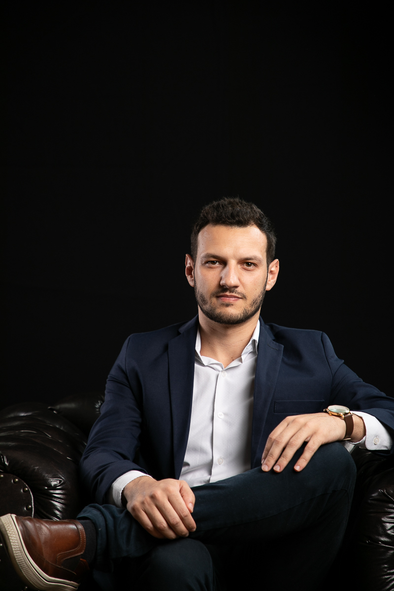 fotografo-de-retrato-corporativo-foto-publicitaria-mkt-financeiro-consultor-financeiro-especialista em investimentos-estudio-fotografico-em-barbacena-isabelalobato-fotografia