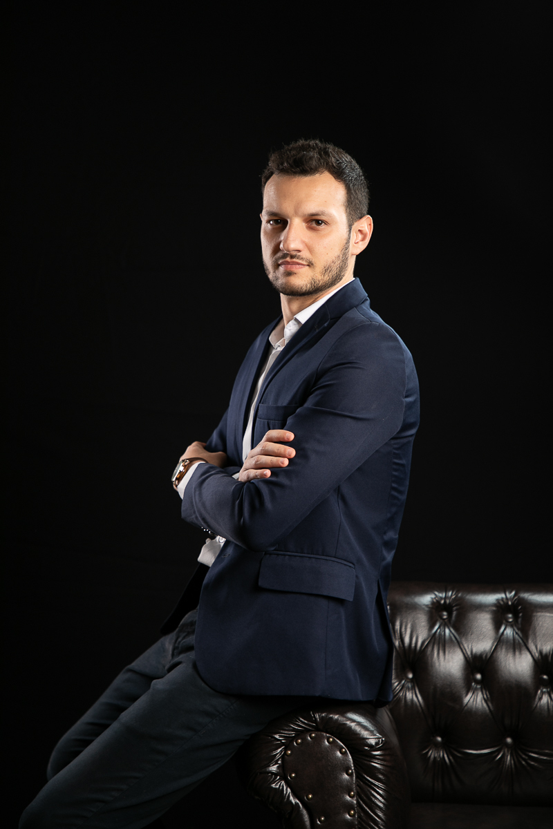 fotografo-de-retrato-corporativo-foto-publicitaria-mkt-financeiro-consultor-financeiro-especialista em investimentos-estudio-fotografico-em-barbacena-isabelalobato-fotografia