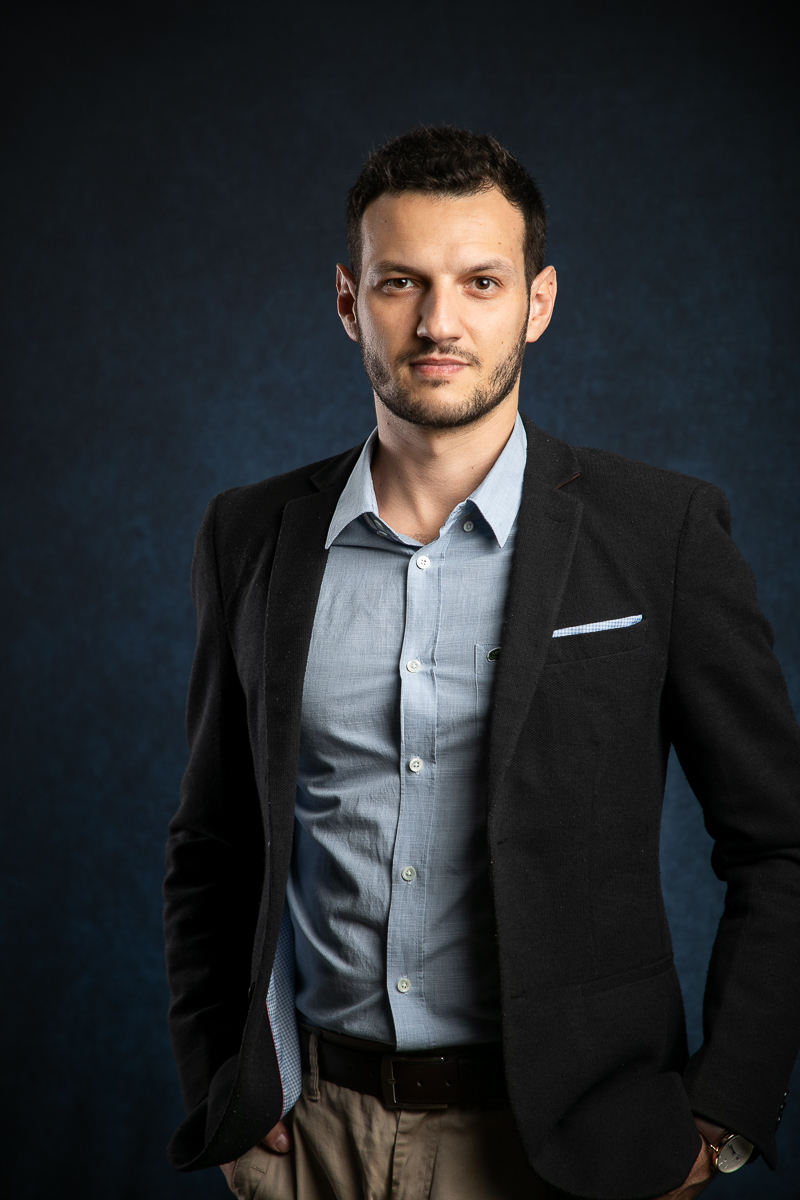 fotografo-de-retrato-corporativo-foto-publicitaria-mkt-financeiro-consultor-financeiro-especialista em investimentos-estudio-fotografico-em-barbacena-isabelalobato-fotografia