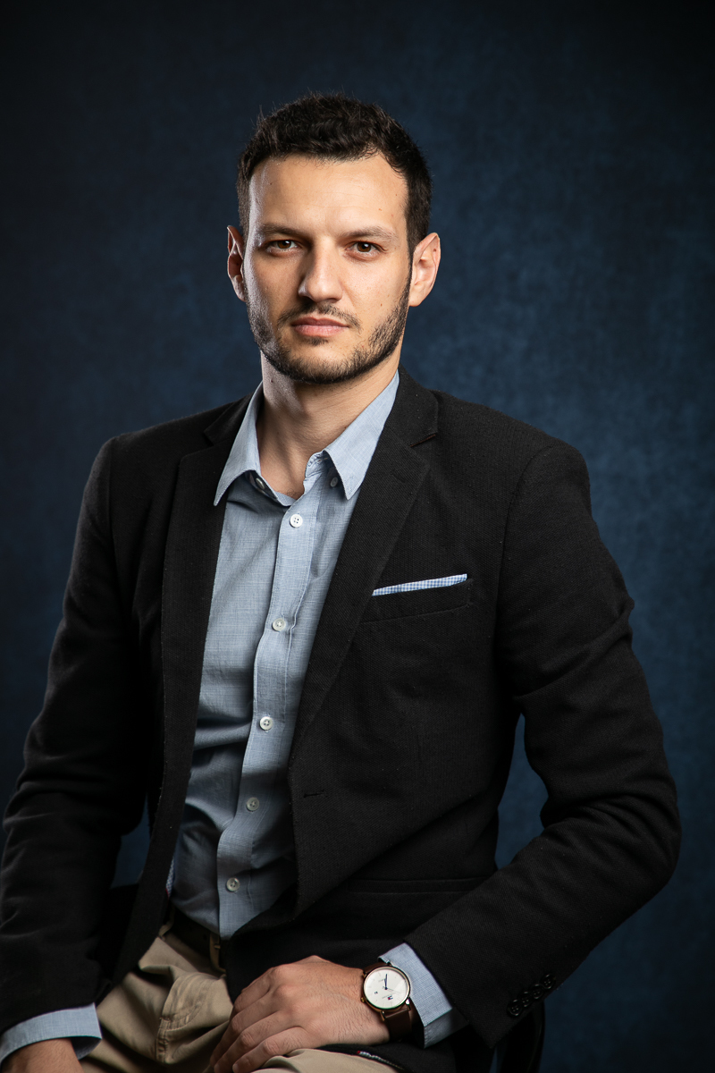 fotografo-de-retrato-corporativo-foto-publicitaria-mkt-financeiro-consultor-financeiro-especialista em investimentos-estudio-fotografico-em-barbacena-isabelalobato-fotografia