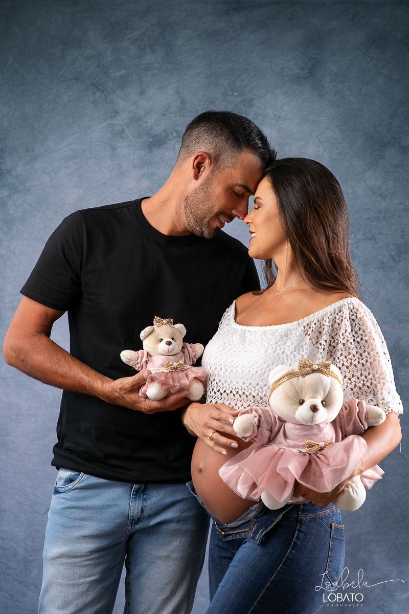 ensaio-gestante-fotografo-em-barbacena-ensaio-fotografico-dos-sonhos-gestante-em-estudio-melhor-fotografa-de-barbacena-estudio-isabela-lobato-fotografia-look-de-gestante-para-ensaio-fotografico
