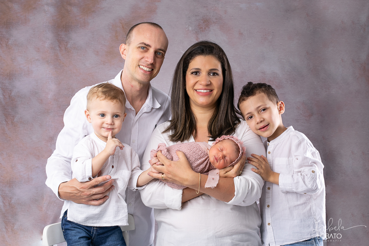 ensaio-newborn-love-fotografia-de-recem-nascido-bebe-newborn-roupa-de-recem-nascido-fotos-de-newborn-fotografo-de-newborn-em-barbacena-estudio-fotografico-de-crianças-em-barbacena-melhor-fotografo-de-barbacena-isabela-lobato-fotografia