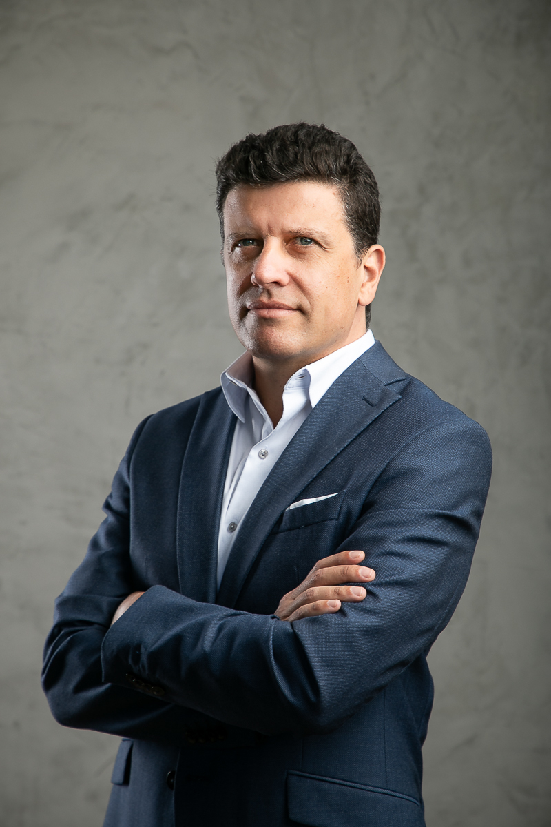 fotografo-especializado-em-retratos-corporativo-isabela-lobato-fotografia-melhor-fotografa-de-barbacena-e-regiao-mkt-retratos-corporativo-visagismo-e-odontologia-estetica-melhor-dentista-em-barbacena-braulio-paolucci-e-adriano-schayder